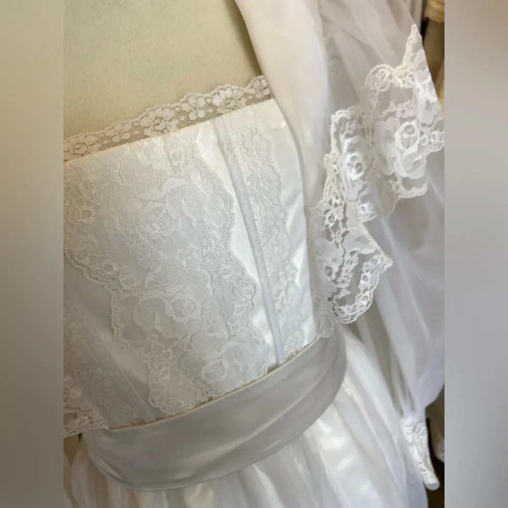 Vintage Wedding Dress - Picture 4 of 12